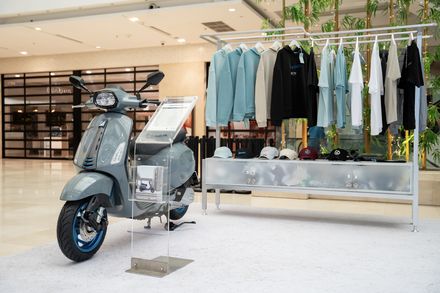 Kh&ocirc;ng chỉ đơn thuần l&agrave; nơi giới thiệu c&aacute;c phi&ecirc;n bản Vespa 2025, sự kiện lần n&agrave;y c&ograve;n l&agrave; cơ hội để kh&aacute;ch tham quan bước v&agrave;o h&agrave;nh tr&igrave;nh trải nghiệm, kh&aacute;m ph&aacute; độc đ&aacute;o qua nhiều điểm chạm, từ di sản chế t&aacute;c đến phong c&aacute;ch sống.