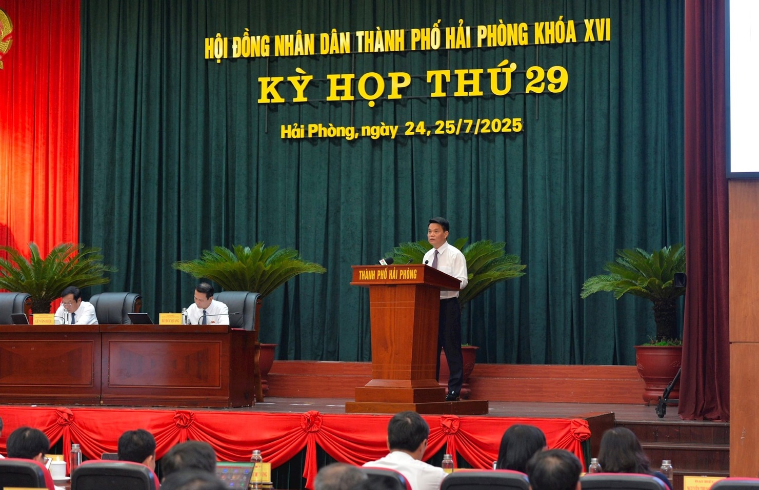 Chủ tịch UBND TP Hải Phòng Lê Ngọc Châu báo cáo kế hoạch phát triển kinh tế - xã hội năm 2025 tại kỳ họp HĐND thành phố.