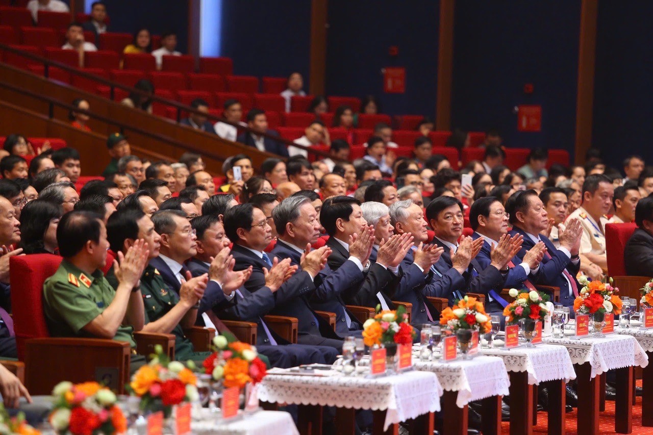 Tổng B&iacute; thư T&ocirc; L&acirc;m, Chủ tịch nước Lương Cường, Thủ tướng Phạm Minh Ch&iacute;nh c&ugrave;ng c&aacute;c l&atilde;nh đạo Đảng, Nh&agrave; nước, c&aacute;c bộ, ban, ng&agrave;nh dự cuộc gặp mặt. Ảnh: Bộ Nội vụ. &nbsp;