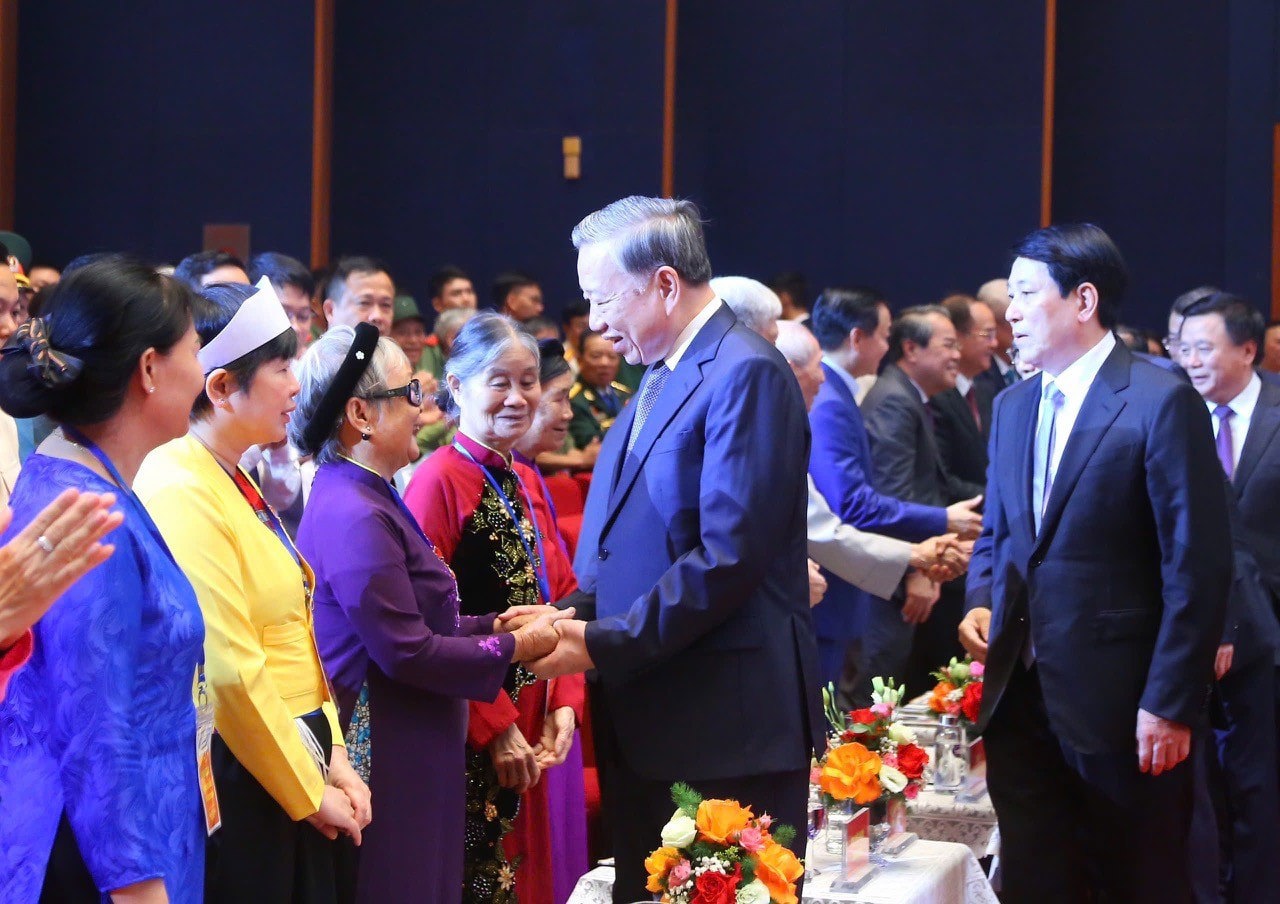 Tổng B&iacute; thư T&ocirc; L&acirc;m gặp gỡ bongdaso danh sách các trận đấu c&oacute; c&ocirc;ng, nh&acirc;n chứng lịch sử. Ảnh: Bộ Nội vụ.