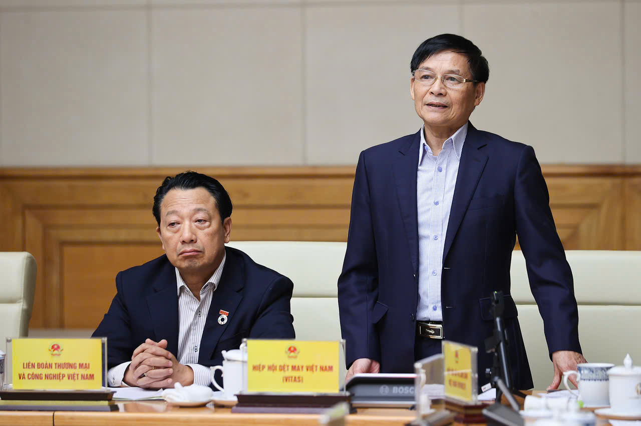 &Ocirc;ng Trương Văn Cẩm - Ph&oacute; Chủ tịch Hiệp hội Dệt may Việt Nam ph&aacute;t biểu tại hội nghị&nbsp;đẩy mạnh c&ocirc;ng t&aacute;c ngoại giao.