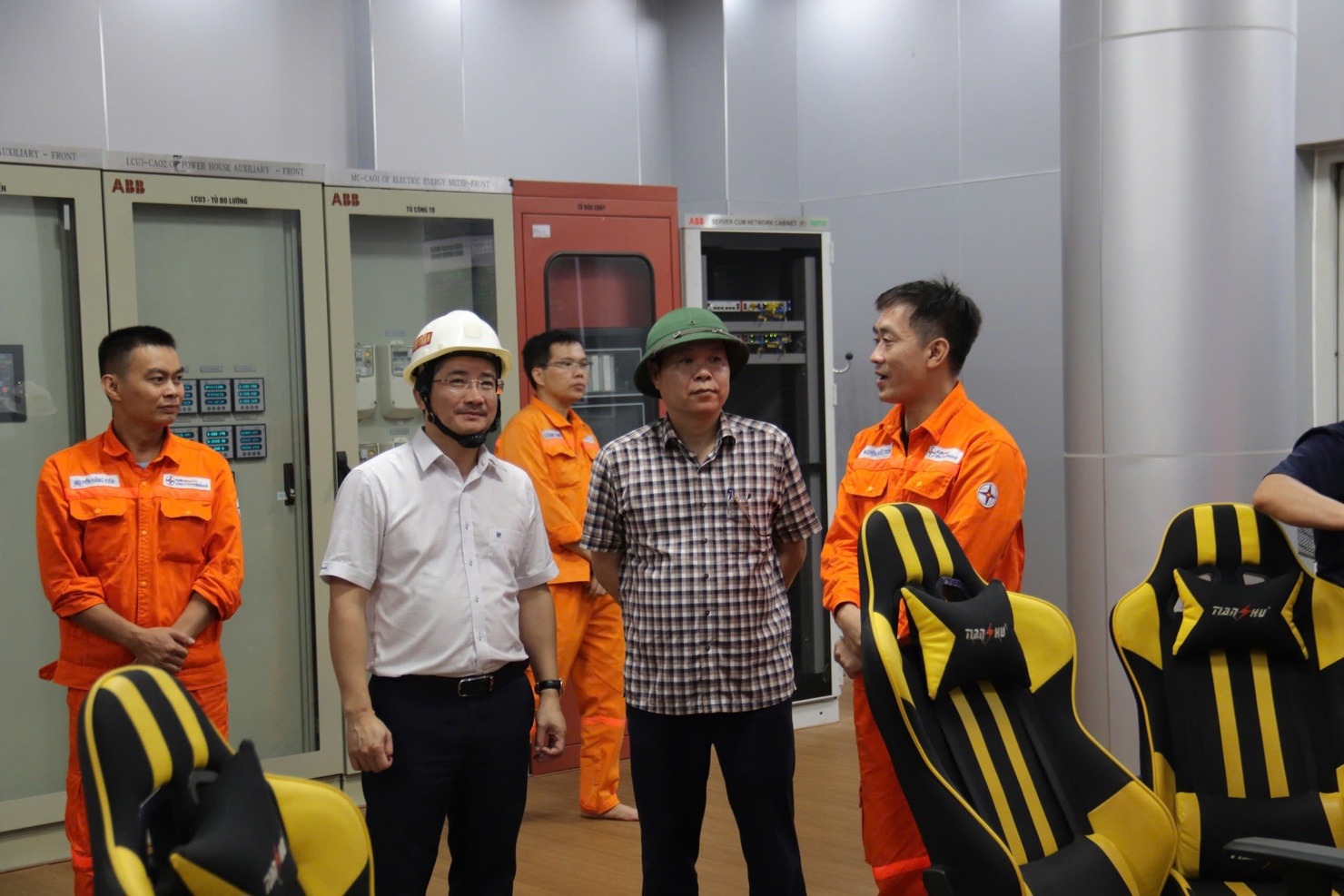 Đoàn kiểm tra làm việc tại Nhà Thủy điện Bản Vẽ.