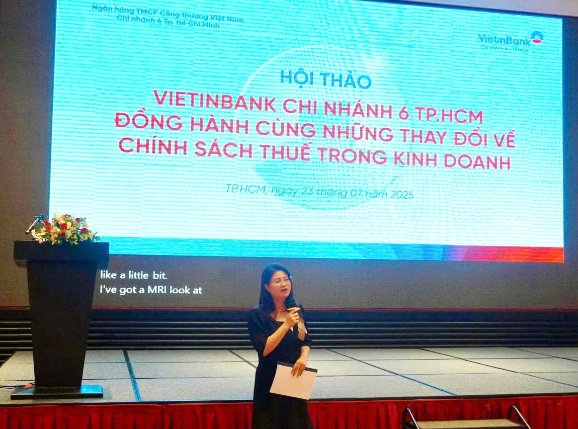 Chuyên gia thuế Nguyễn Ngọc Thanh Phương chia sẻ về chính sách thuế mới đối với hộ kinh doanh tại hội nghị. Ảnh: Nguyên Phạm