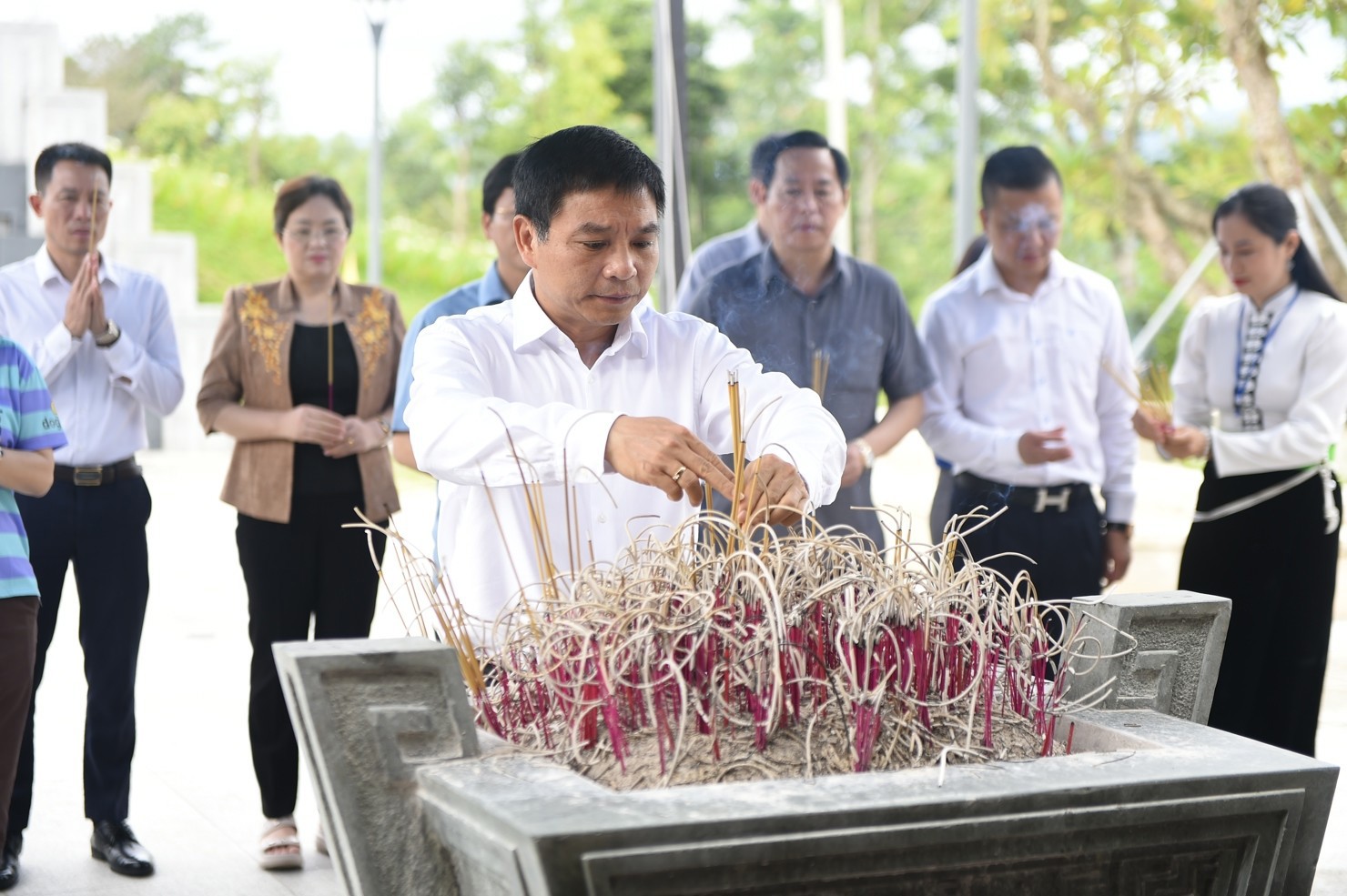 Bộ trưởng Bộ T&agrave;i ch&iacute;nh Nguyễn Văn Thắng d&acirc;ng hương Đền thờ liệt sĩ tại Chiến trường Điện Bi&ecirc;n Phủ (ng&agrave;y 5/7/2025).