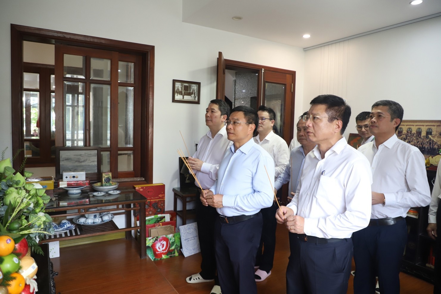Bộ trưởng Bộ T&agrave;i ch&iacute;nh c&ugrave;ng Đo&agrave;n c&ocirc;ng t&aacute;c d&acirc;ng hương cố Thủ tướng Phạm Văn Đồng (ng&agrave;y 8/7/2025).