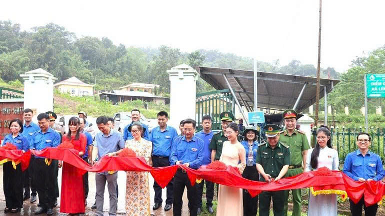 Đo&agrave;n vi&ecirc;n thanh ni&ecirc;n Điện Bi&ecirc;n c&ugrave;ng l&atilde;nh đạo, nh&acirc;n d&acirc;n x&atilde; Leng Su S&igrave;n, huyện Mường Nh&eacute; cắt băng đưa v&agrave;o sử dụng c&ocirc;ng tr&igrave;nh "thắp s&aacute;ng đường qu&ecirc;".