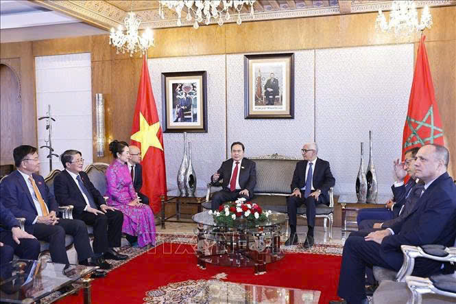 Chủ tịch Quốc hội Trần Thanh Mẫn có cuộc gặp ngắn với Chủ tịch Hạ viện Morocco Talbi El Alami.