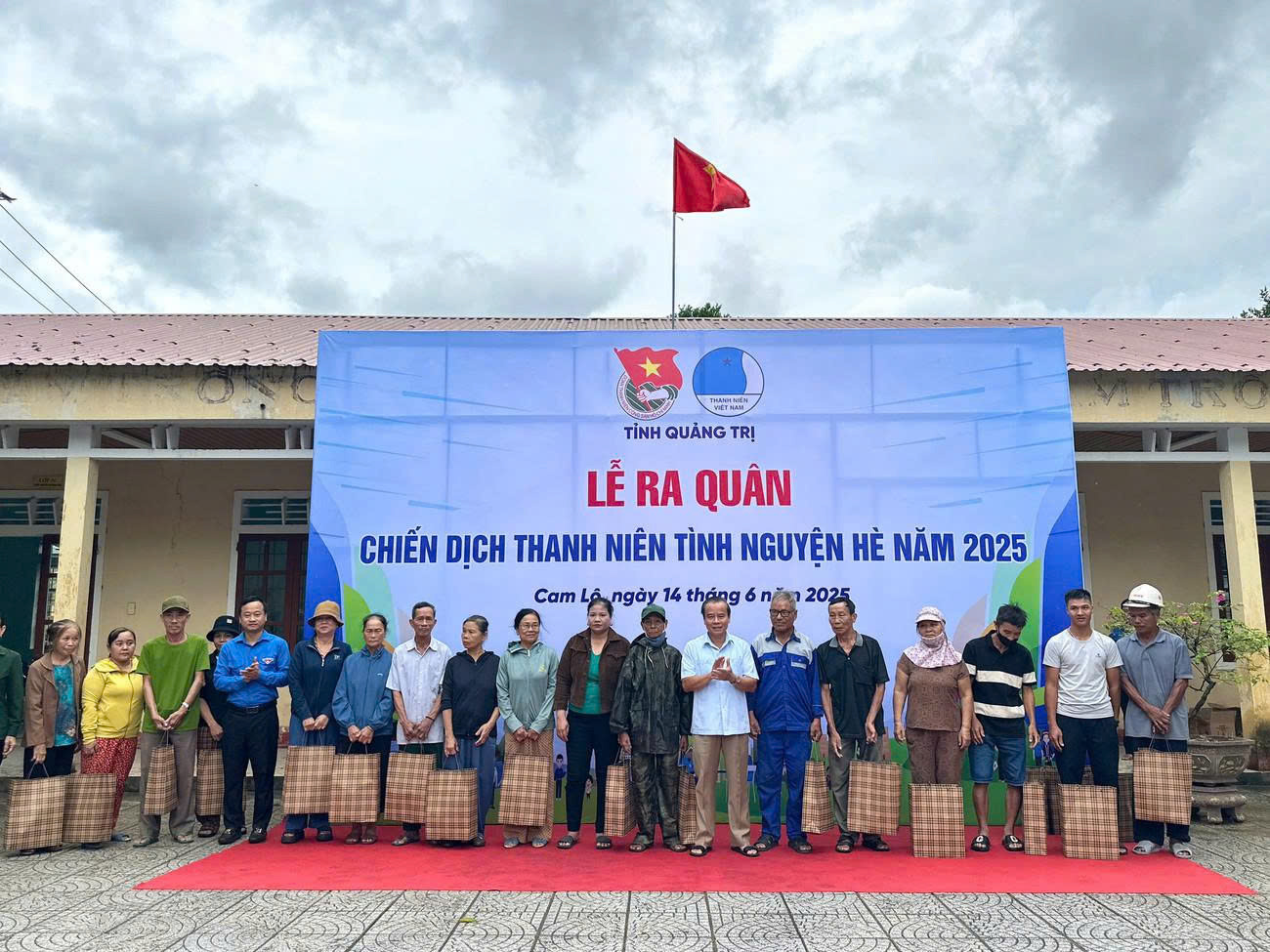 Tỉnh đo&agrave;n Quảng Trị trao tặng qu&agrave; cho một số gia đ&igrave;nh c&oacute; ho&agrave;n cảnh kh&oacute; khăn.