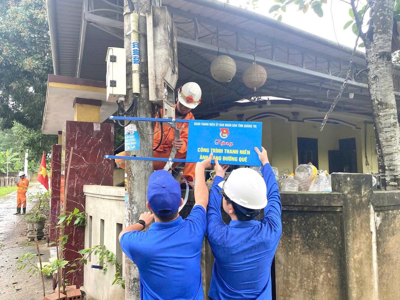 C&ocirc;ng tr&igrave;nh thanh ni&ecirc;n &ldquo;&Aacute;nh s&aacute;ng đường qu&ecirc;&rdquo; tại th&ocirc;n Thượng L&acirc;m.
