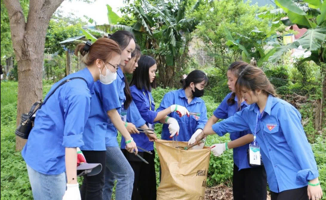 Đoàn viên thanh niên Sơn La tham gia thu dọn rác thải, bảo vệ môi trường.