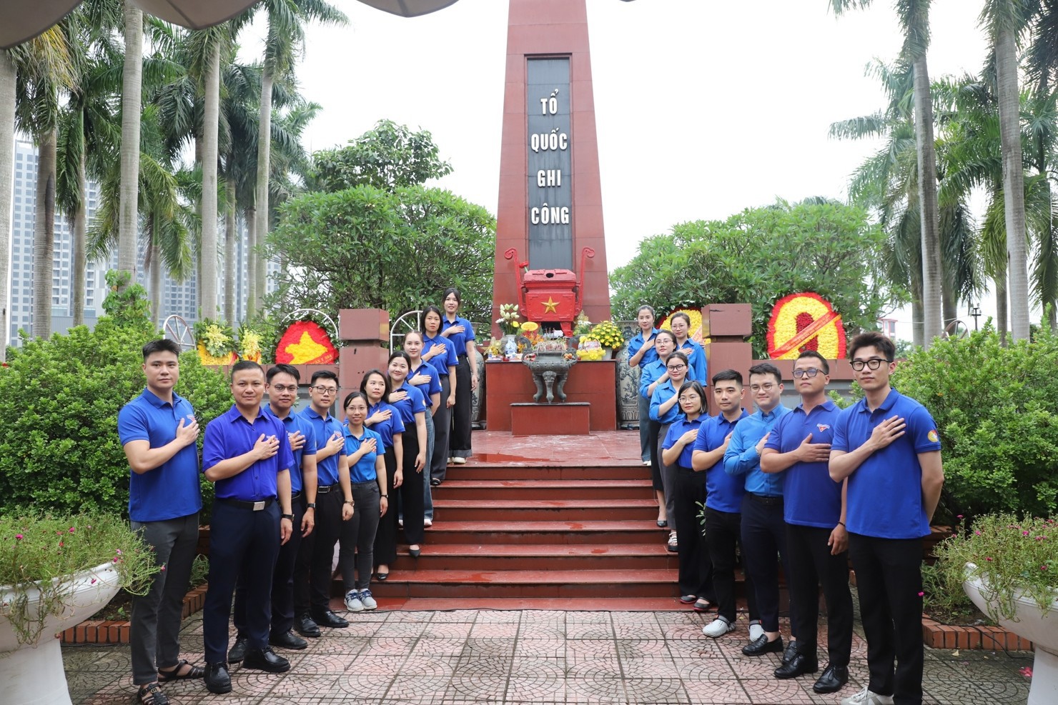 Đo&agrave;n Thanh ni&ecirc;n Bộ T&agrave;i ch&iacute;nh tổ chức Lễ d&acirc;ng hương, thắp nến tri &acirc;n tưởng niệm c&aacute;c anh h&ugrave;ng liệt sĩ tại Nghĩa trang liệt sĩ TP. H&agrave; Nội (ng&agrave;y 23/7/2025).