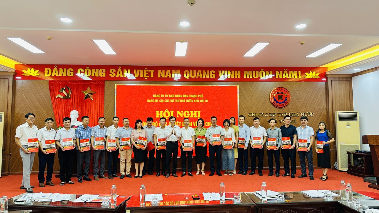 Đồng chí Lê Văn Dương - Bí thư Đảng ủy, Chi cục trưởng Chi cục DTNN khu vực III trao quyết định thành lập 21 chi bộ trực thuộc Đảng bộ.