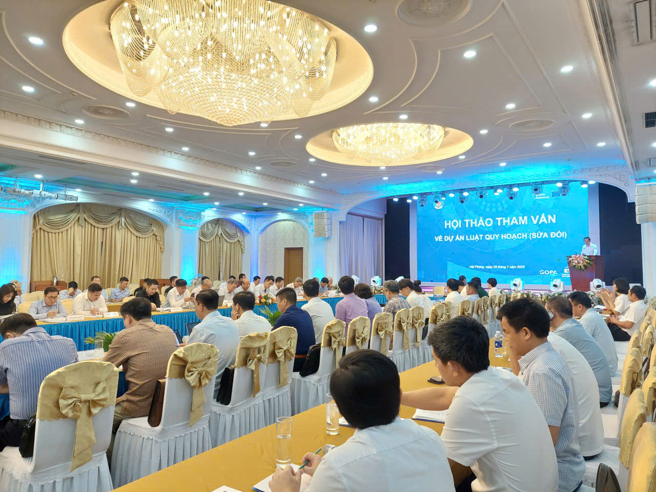 Đ&ocirc;ng đảo chuy&ecirc;n gia, đại biểu Bộ, ng&agrave;nh, địa phương đ&atilde; tập trung thảo luận v&agrave; đ&oacute;ng g&oacute;p &yacute; kiến tại Hội thảo.