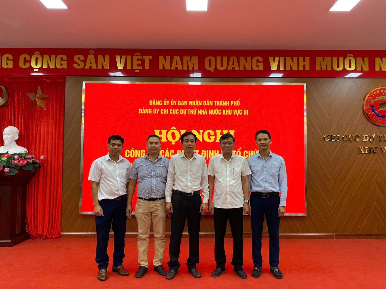 Ban Thường vụ Đảng ủy Chi cục DTNN khu vực III nhiệm kỳ 2025-2030 ra mắt tại Hội nghị.