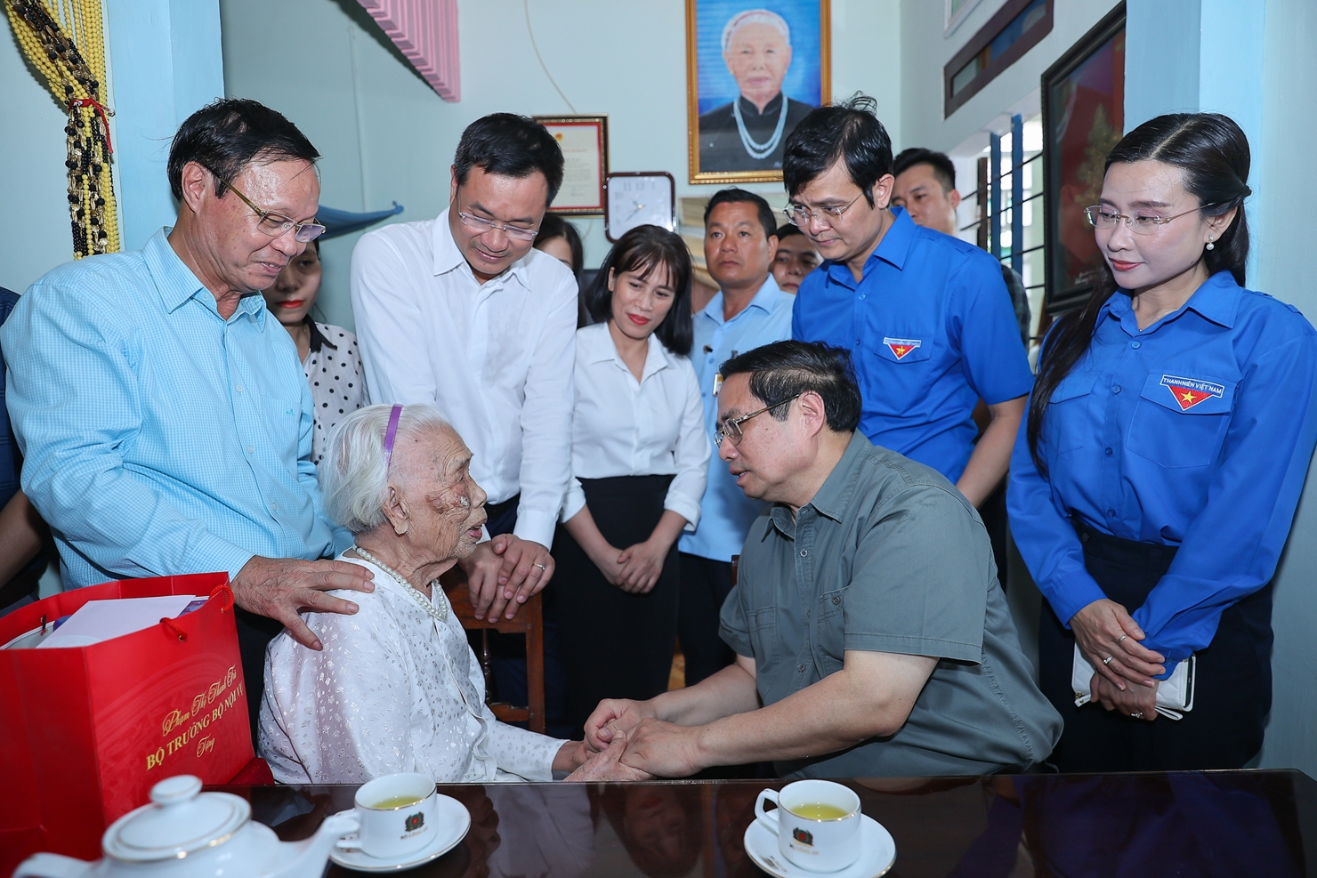 Thủ tướng v&agrave; đo&agrave;n c&ocirc;ng t&aacute;c đ&atilde; thăm Mẹ Đ&agrave;o Thị Vui. Ảnh: VGP