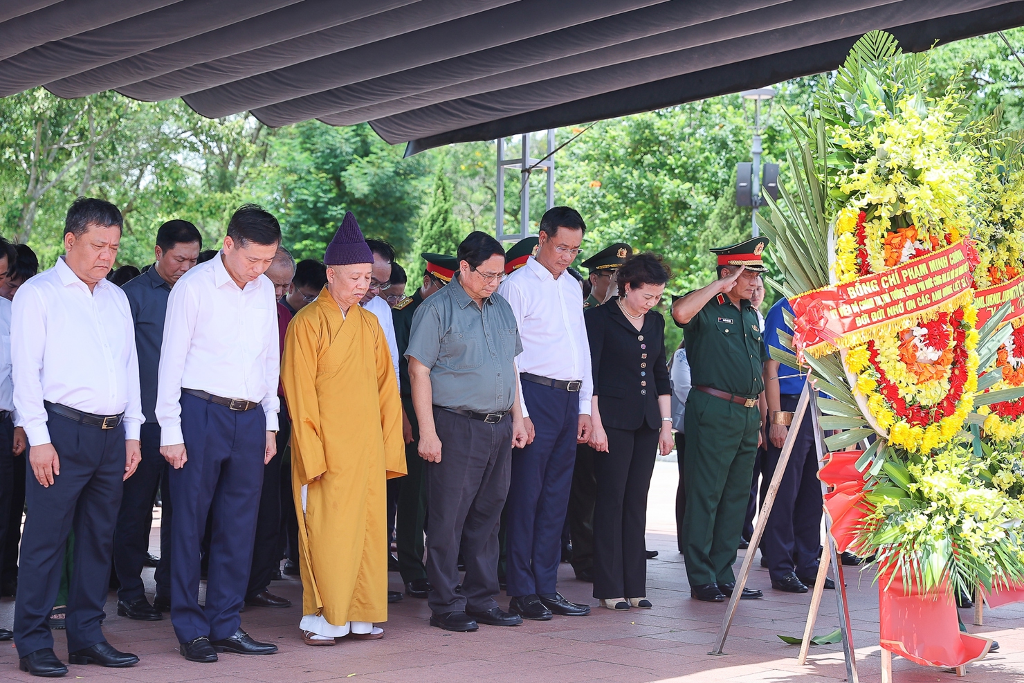 Thủ tướng Phạm Minh Ch&iacute;nh v&agrave; Đo&agrave;n c&ocirc;ng t&aacute;c tưởng nhớ, tri &acirc;n c&ocirc;ng lao c&aacute;c anh h&ugrave;ng, liệt sĩ tại Th&agrave;nh cổ Quảng Trị. Ảnh: VGP

&nbsp;

Cả nước c&oacute; khoảng 9,2 triệu người c&oacute; c&ocirc;ng với c&aacute;ch mạng v&agrave; th&acirc;n nh&acirc;n người c&oacute; c&ocirc;ng; khoảng 652.000 thương binh, 198.000 bệnh binh, hơn 132.000 Mẹ Việt Nam anh h&ugrave;ng, 320.000 người bị ảnh hưởng bởi chất độc da cam/dioxin.