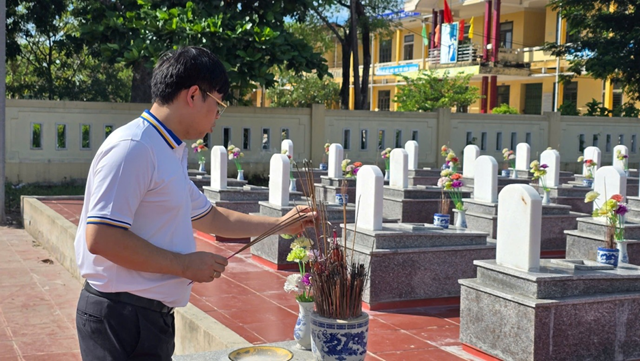 Hiệu trưởng Phạm Tiến Đạt thắp hương tại Nghĩa trang liệt sĩ Hải Vĩnh, xã Vĩnh Định, tỉnh Quảng Trị.