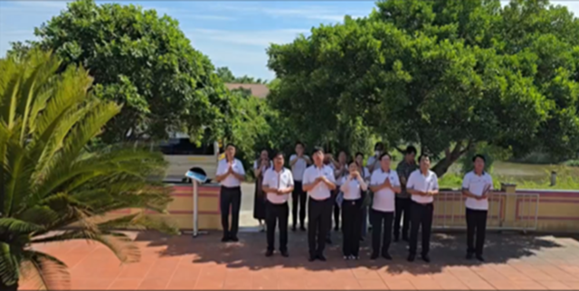  Đoàn Công tác thắp hương trước Đài Tưởng niệm Anh hùng liệt sĩ Lê Thị Tuyết.