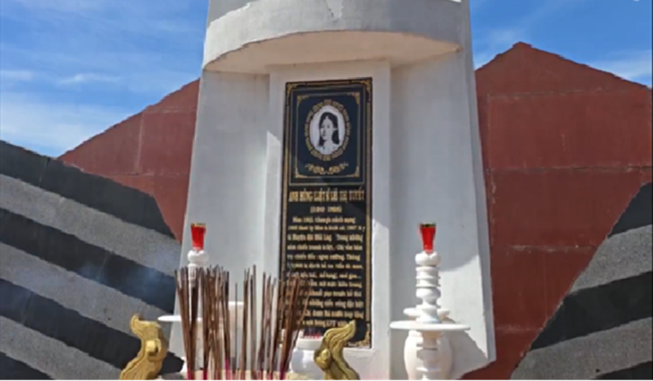 Đài Tưởng niệm Anh hùng liệt sĩ Lê Thị Tuyết.
Đoàn Công tác thắp hương trước Đài Tưởng niệm Anh hùng liệt sĩ Lê Thị Tuyết.