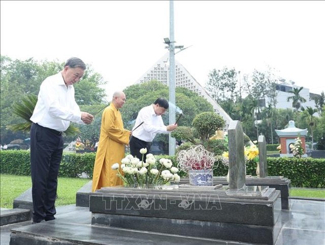 Tổng Bí Thư Tô Lâm cùng đoàn công tác Trung ương dâng hoa, dâng hương tưởng niệm Anh hùng, Liệt sĩ tại Nghĩa trang Liệt sĩ Quốc gia A1. Ảnh: Thống Nhất/TTXVN.