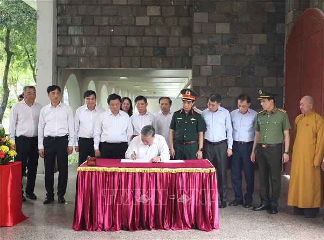 Tổng Bí Thư Tô Lâm ghi lưu bút tại Nghĩa trang Liệt sĩ Quốc gia A1. Ảnh: Thống Nhất/TTXVN. 