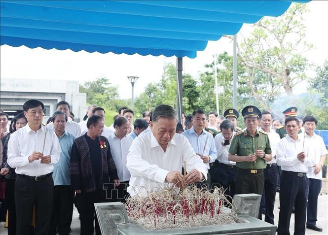Tổng Bí Thư Tô Lâm dâng hương tưởng niệm Anh hùng, Liệt sĩ tại Đền thờ Liệt sĩ tại Chiến trường Điện Biên Phủ. Ảnh: Thống Nhất/ TTXVN. 