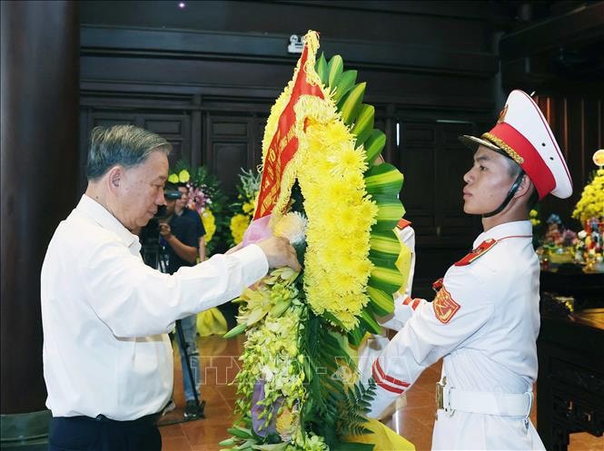 Tổng Bí Thư Tô Lâm dâng hoa tưởng niệm Anh hùng, Liệt sĩ tại Đền thờ Liệt sĩ tại Chiến trường Điện Biên Phủ. Ảnh: Thống Nhất/TTXVN. 