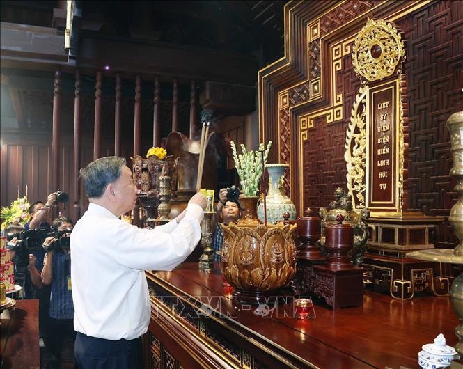 Tổng Bí Thư Tô Lâm dâng hương tưởng niệm Anh hùng, Liệt sĩ tại Đền thờ Liệt sĩ tại Chiến trường Điện Biên Phủ. Ảnh: Thống Nhất/TTXVN. 
