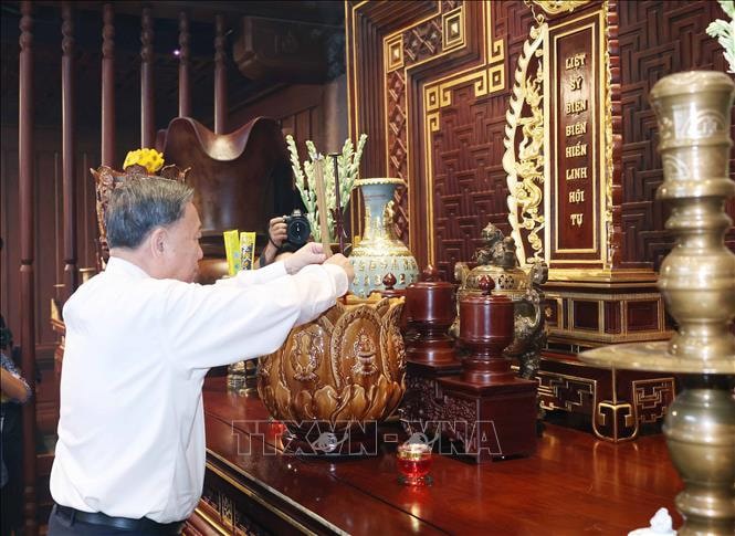 Tổng Bí Thư Tô Lâm dâng hương tưởng niệm Anh hùng, Liệt sĩ tại Đền thờ Liệt sĩ tại Chiến trường Điện Biên Phủ. Ảnh: Thống Nhất/TTXVN. 