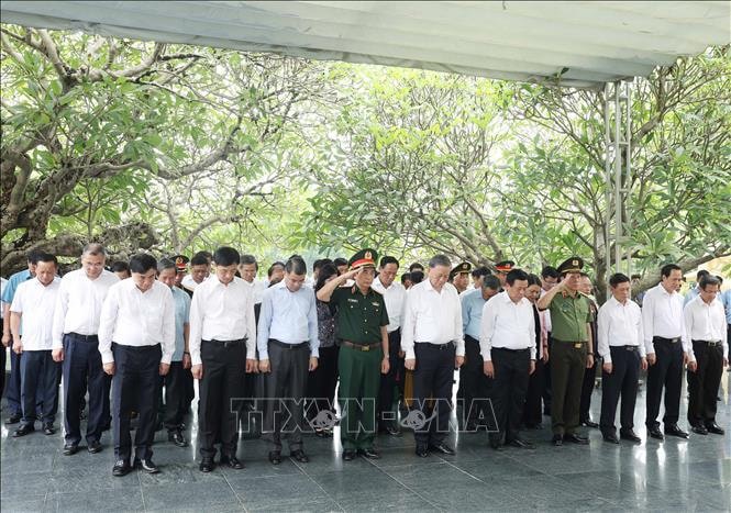 Tổng Bí Thư Tô Lâm cùng đoàn công tác Trung ương tưởng niệm Anh hùng, Liệt sĩ tại Nghĩa trang Liệt sĩ Quốc gia A1. Ảnh: Thống Nhất/TTXVN.