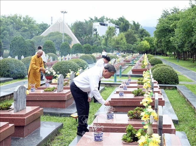 Tổng Bí Thư Tô Lâm thắp hương tưởng niệm Anh hùng, Liệt sĩ tại Nghĩa trang Liệt sĩ Quốc gia A1. Ảnh: Thống Nhất/TTXVN.