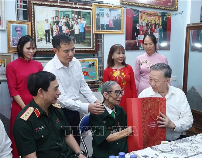 Tổng Bí thư Tô Lâm đến thăm và tặng quà gia đình thương binh Phạm Văn Ngân tại phường Điện Biên Phủ, tỉnh Điện Biên. Ảnh: Thống Nhất/TTXVN .