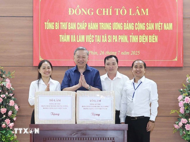 Tổng Bí thư Tô Lâm tặng quà xã Si Pa Phìn, tỉnh Điện Biên. Ảnh: Thống Nhất/TTXVN. 