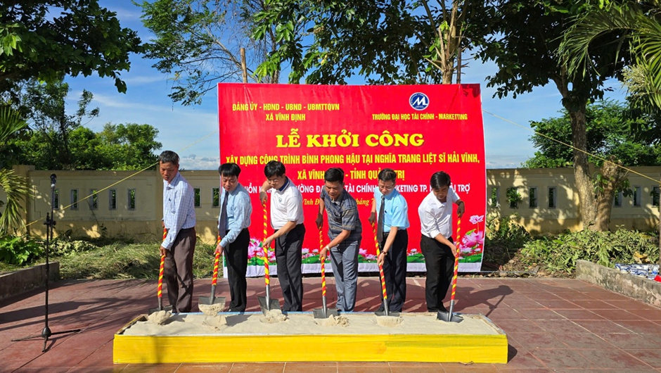 Đồng Phạm Tiến Đạt, Hiệu trưởng cùng Lãnh đạo xã Vĩnh Định thực hiện nghi thức khởi công Công trình Bình phong hậu.