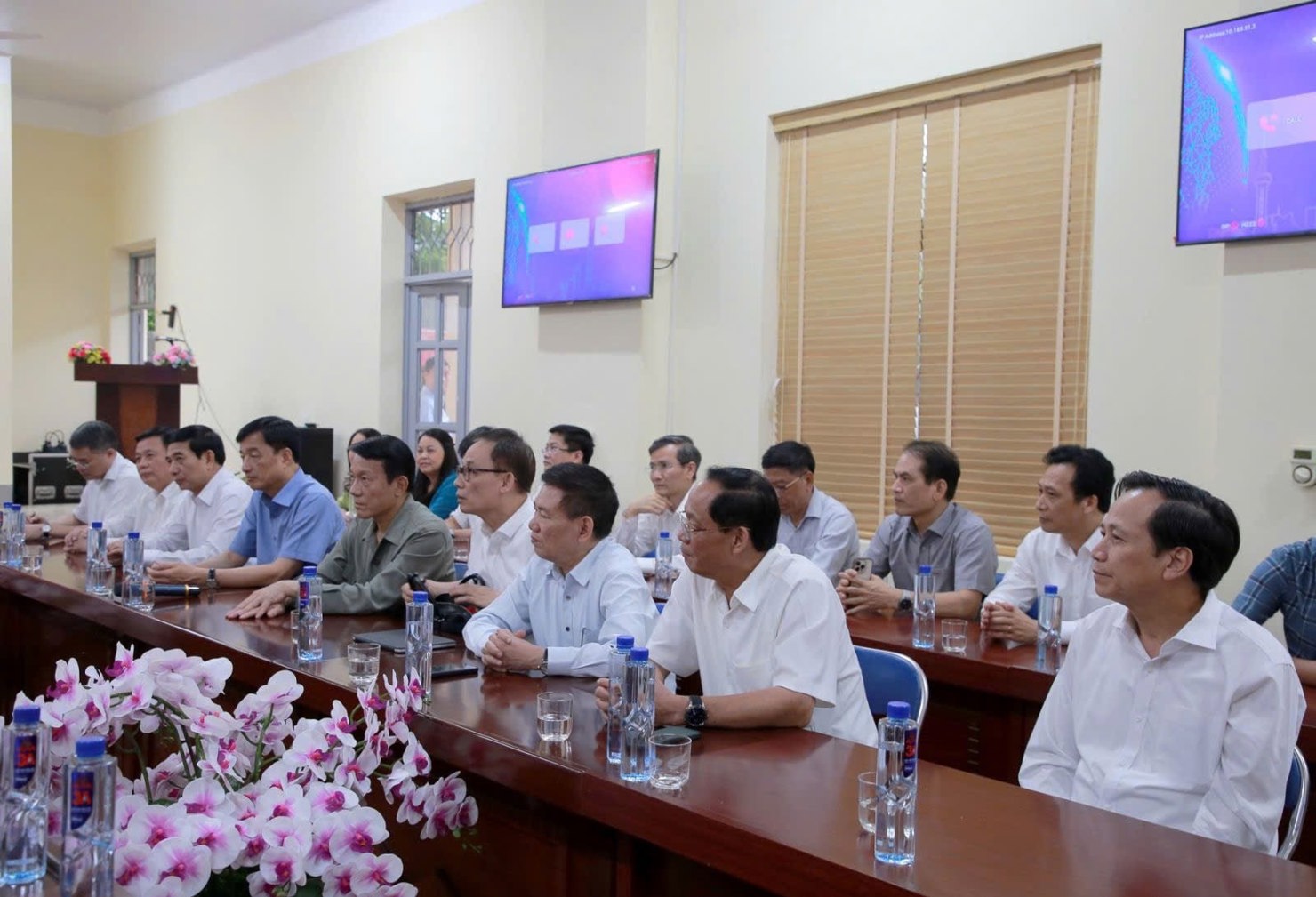 Các đại biểu dự cuộc làm việc. 