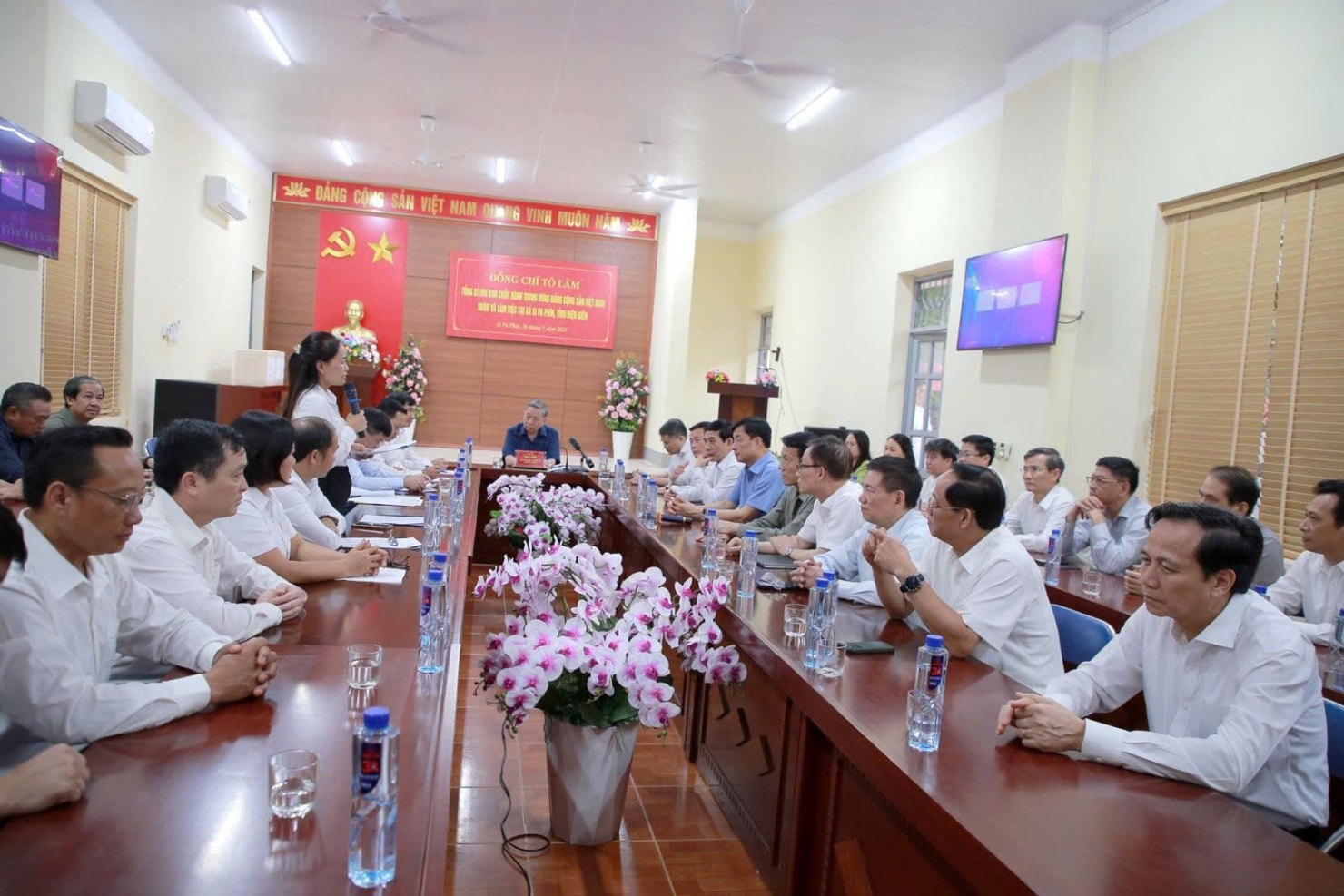 Toàn cảnh cuộc làm việc. 