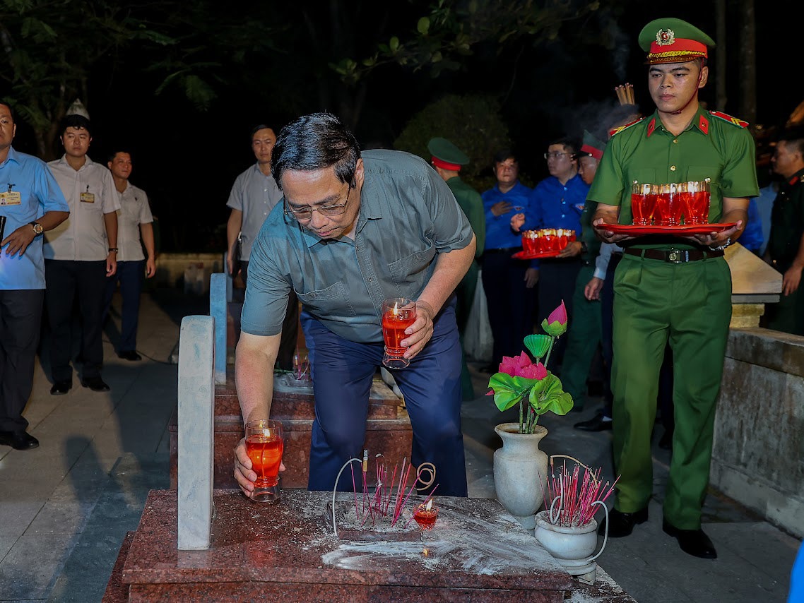 Thủ tướng Chính phủ Phạm Minh Chính thắp nến tri ân các Anh hùng liệt sĩ. Ảnh: VGP