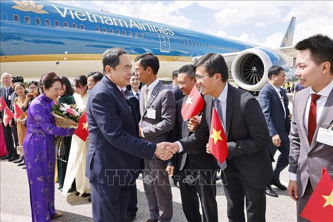 Cán bộ, nhân viên Đại sứ quán và cộng đồng người Việt Nam đón Chủ tịch Quốc hội Trần Thanh Mẫn và Phu nhân tại sân bay quốc tế Geneva - Ảnh: TTXVN
