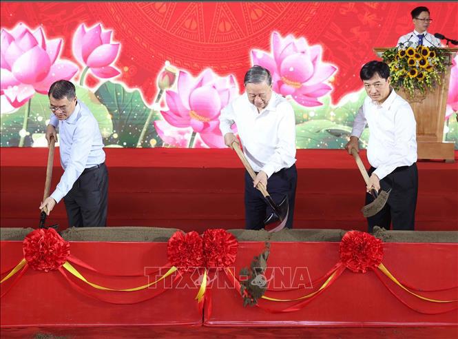 Tổng Bí Thư Tô Lâm thực hiện nghi thức khởi công Trường liên cấp Tiểu học, Trung học cơ sở xã Si Pa Phìn, tỉnh Điện Biên - Ảnh: TTXVN. 
