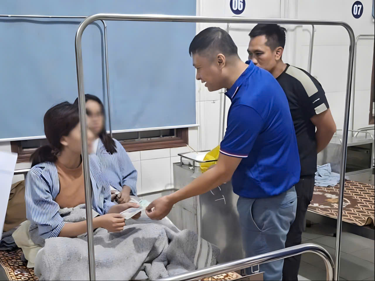 Đại diện GIC thăm hỏi các nạn nhân điều trị tại Bệnh viện Kỳ Anh.