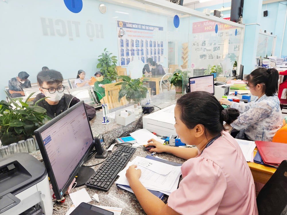 Bộ Ch&iacute;nh trị, Ban B&iacute; thư y&ecirc;u cầu tiếp tục ho&agrave;n thiện tổ chức bộ m&aacute;y v&agrave; hoạt động của m&ocirc; h&igrave;nh ch&iacute;nh quyền địa phương 2 cấp.