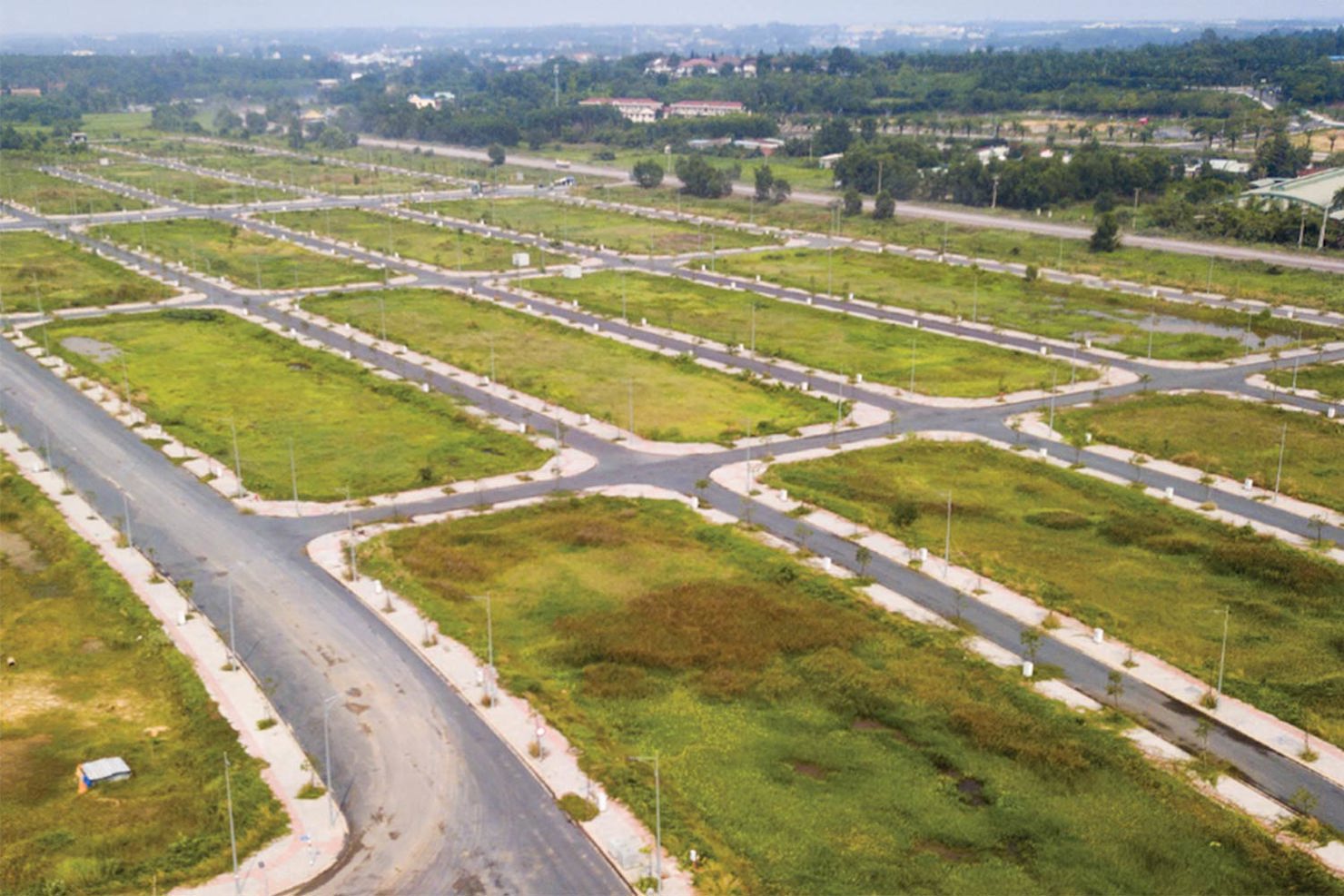 Mức độ quan t&acirc;m đất nềni giảm phản &aacute;nh t&acirc;m l&yacute; thận trọng từ cả người mua lẫn người b&aacute;n. Ảnh: Internet.