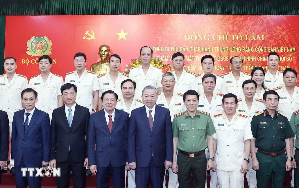 Tổng B&iacute; thư T&ocirc; L&acirc;m v&agrave; c&aacute;c đại biểu. Ảnh: Thống Nhất/TTXVN&nbsp; .