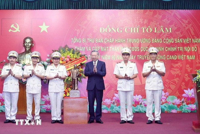Tổng B&iacute; thư T&ocirc; L&acirc;m trao tặng bức tượng Chủ tịch Hồ Ch&iacute; Minh cho Cục An ninh ch&iacute;nh trị nội bộ. Ảnh: Thống Nhất/TTXVN. &nbsp;