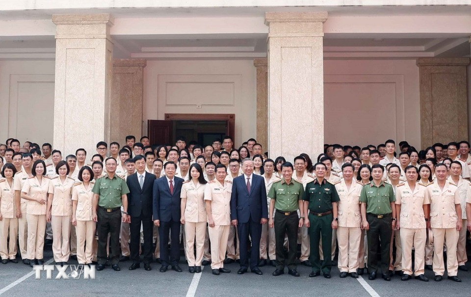 Tổng B&iacute; thư T&ocirc; L&acirc;m v&agrave; c&aacute;c đại biểu. Ảnh: Thống Nhất/TTXVN .