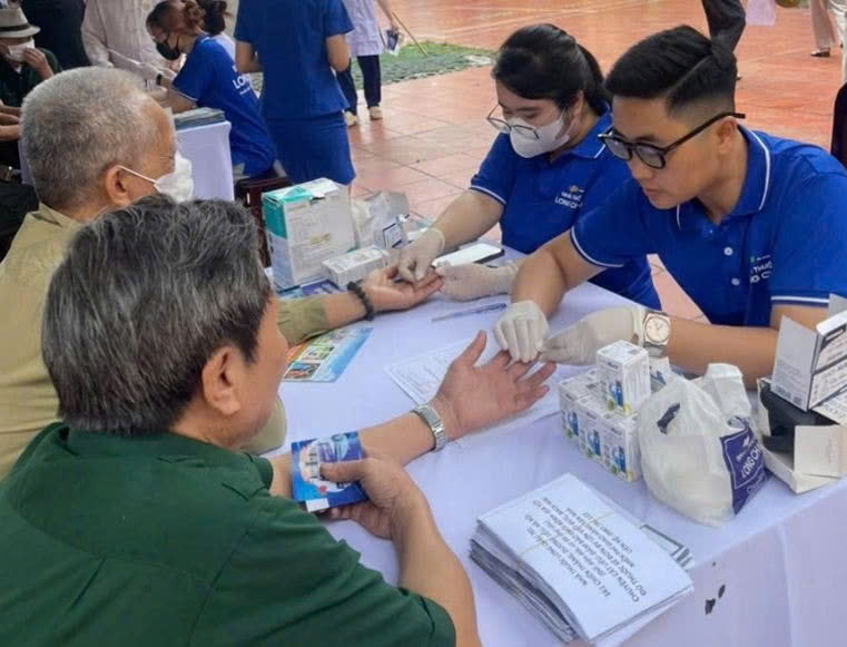 Người d&acirc;n được kh&aacute;m bệnh, tư vấn sức khỏe v&agrave; cấp ph&aacute;t thuốc miễn ph&iacute;.