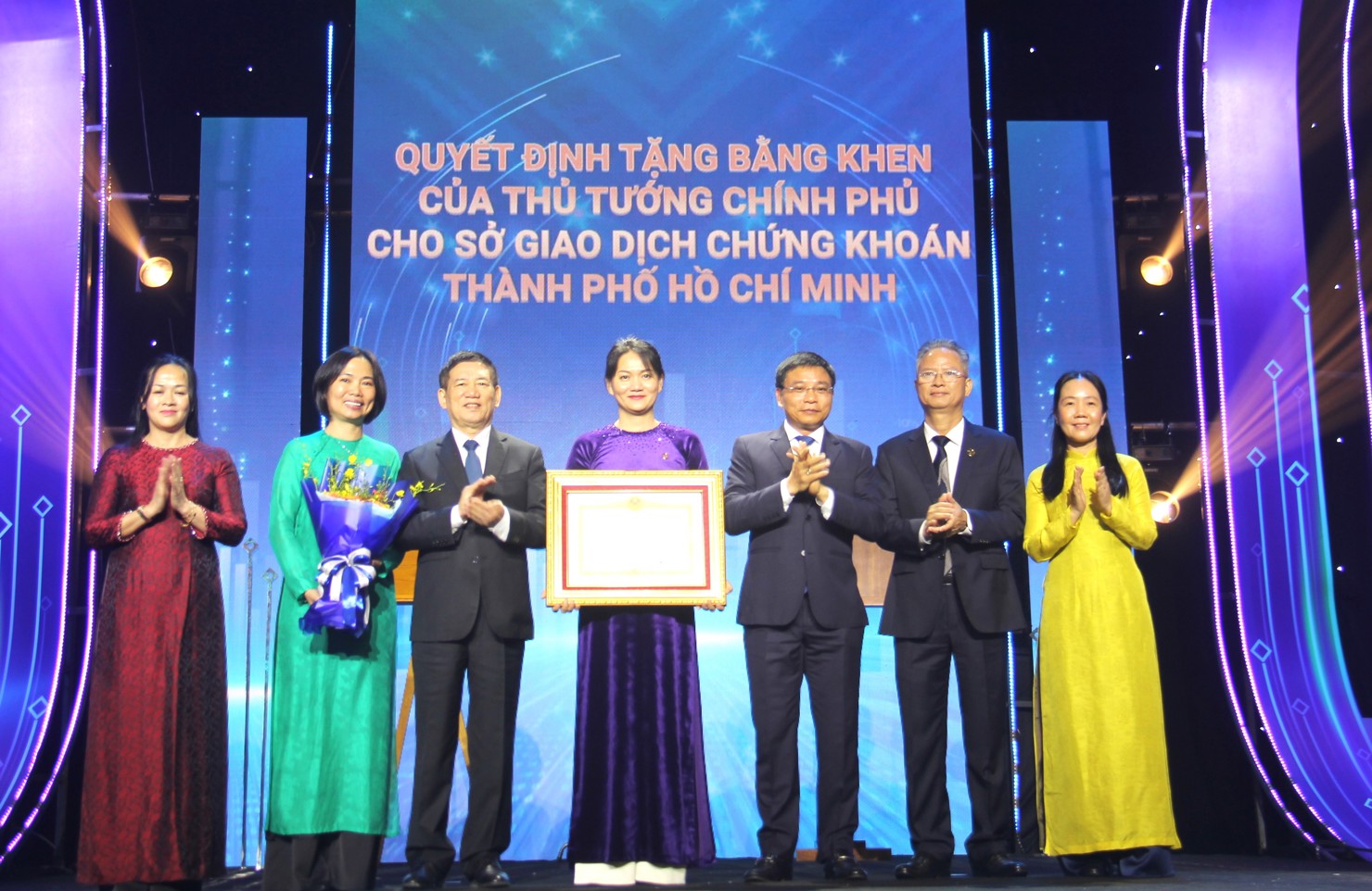 Ph&oacute; Thủ tướng&nbsp;Hồ Đức Phớc&nbsp;(thứ ba từ tr&aacute;i qua) v&agrave; Bộ trưởng Bộ T&agrave;i ch&iacute;nh Nguyễn Văn Thắng&nbsp;(thứ 3 từ phải qua) trao Bằng khen của Thủ tướng Ch&iacute;nh phủ cho Sở Giao dịch chứng kho&aacute;n TP. Hồ Ch&iacute; Minh. Ảnh: T.D