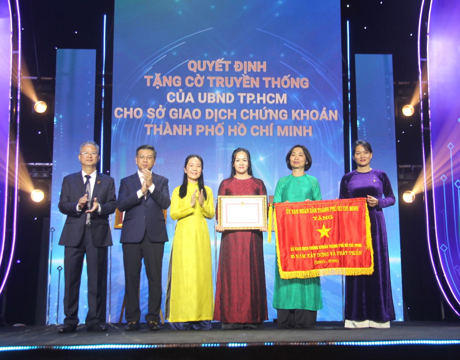 Ph&oacute; Chủ tịch UBND TP. Hồ Ch&iacute; Minh Nguyễn Văn Dũng (thứ 2 từ tr&aacute;i qua tặng Cờ thi đua truyền thống v&agrave; Bằng khen của Th&agrave;nh phố cho Sở Giao dịch Chứng kho&aacute;n TP. Hồ Ch&iacute; Minh. Ảnh: T.D