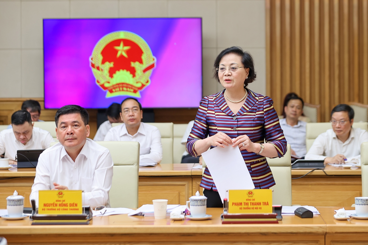 Bộ trưởng Bộ Nội vụ Phạm Thị Thanh Tr&agrave; b&aacute;o c&aacute;o tại&nbsp;tại Hội nghị. Ảnh: VGP