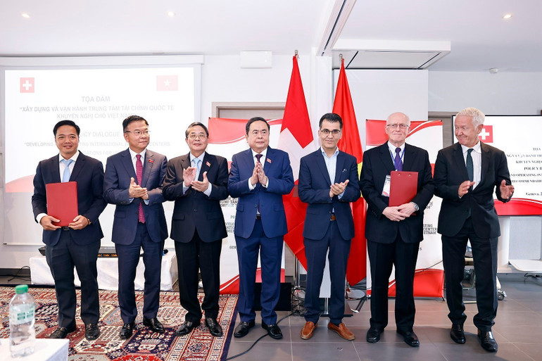 Chủ tịch Quốc hội Trần Thanh Mẫn chứng kiến Lễ trao bi&ecirc;n bản ghi nhớ về hợp t&aacute;c ph&aacute;t triển trung t&acirc;m t&agrave;i ch&iacute;nh quốc tế giữa Cục Đầu tư nước ngo&agrave;i (Bộ T&agrave;i ch&iacute;nh Việt Nam) v&agrave; Hiệp hội C&ocirc;ng nghệ t&agrave;i ch&iacute;nh Thụy Sĩ (Fintech Thụy Sĩ). (Ảnh: Do&atilde;n Tấn/TTXVN)